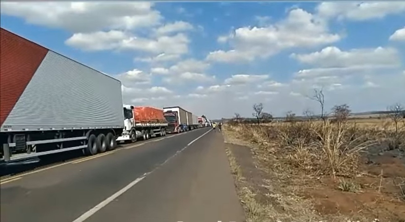 Caminhoneiros enfrentam 36 horas parados em um trecho interditado na BR-153