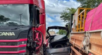 Motorista faz ultrapassagem arriscada e fica preso entre caminhão e carreta