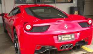 Ferrari é leiloada em leilão da PRF por mais de um milhão e meio de reais