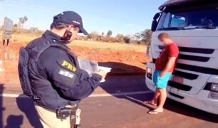 PRF encontra algo a mais na carga e caminhoneiro acaba sendo preso