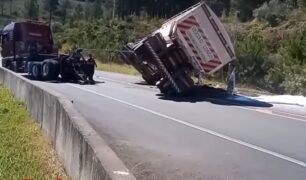 Guincheiro faz milagre para levantar caminhão que estava tombado em rodovia