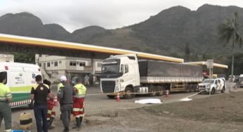 Homem morre após ser atropelado enquanto dormia embaixo de caminhão