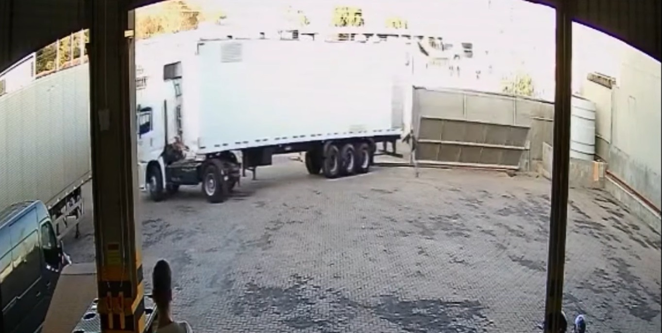 Homem quase perde a vida após caminhão entrar em empresa