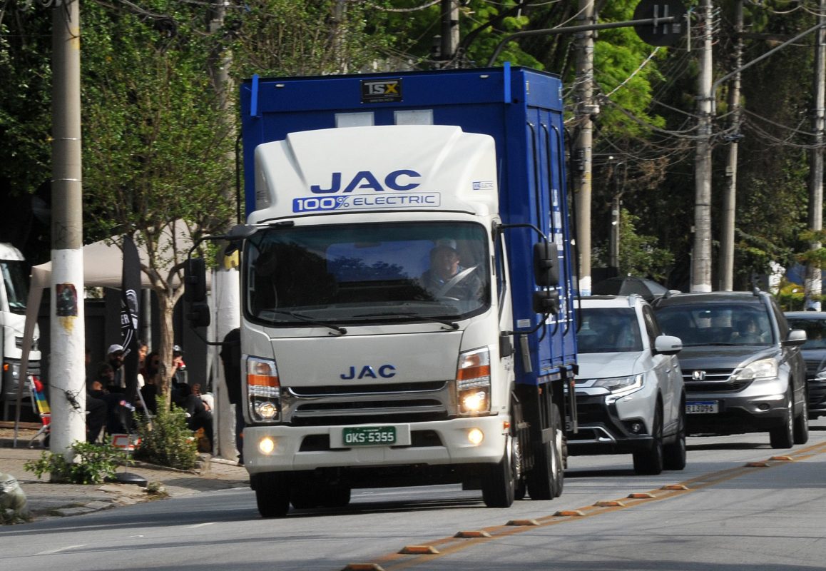 JAC Motors lança novo caminhão elétrico no Brasil