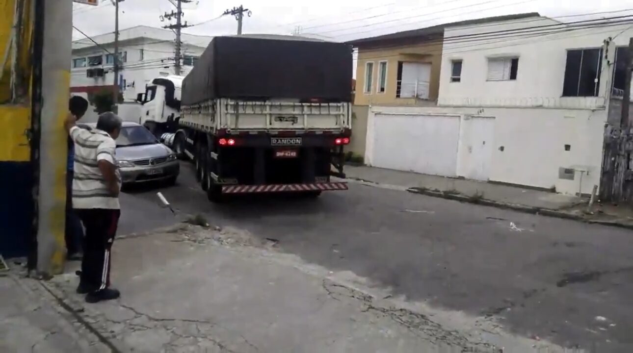 Caminhoneiro realiza manobra em rua apertada e deixa todos com boca aberta