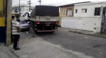 Caminhoneiro realiza manobra em rua apertada e deixa todos com boca aberta