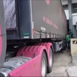 Caminhoneira Daiane faz manobra difícil em rua estreita