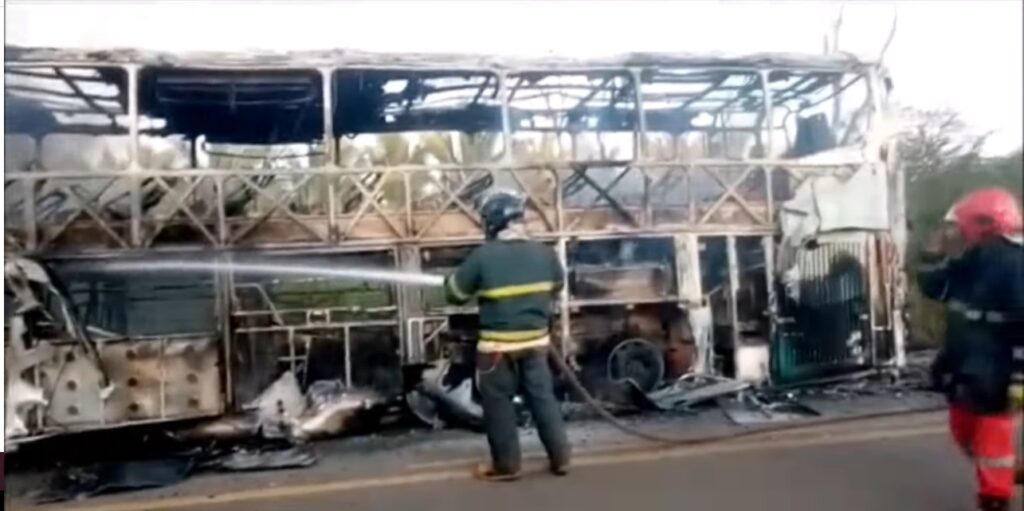 Ônibus pega fogo em rodovia e ninguém para e presta socorro