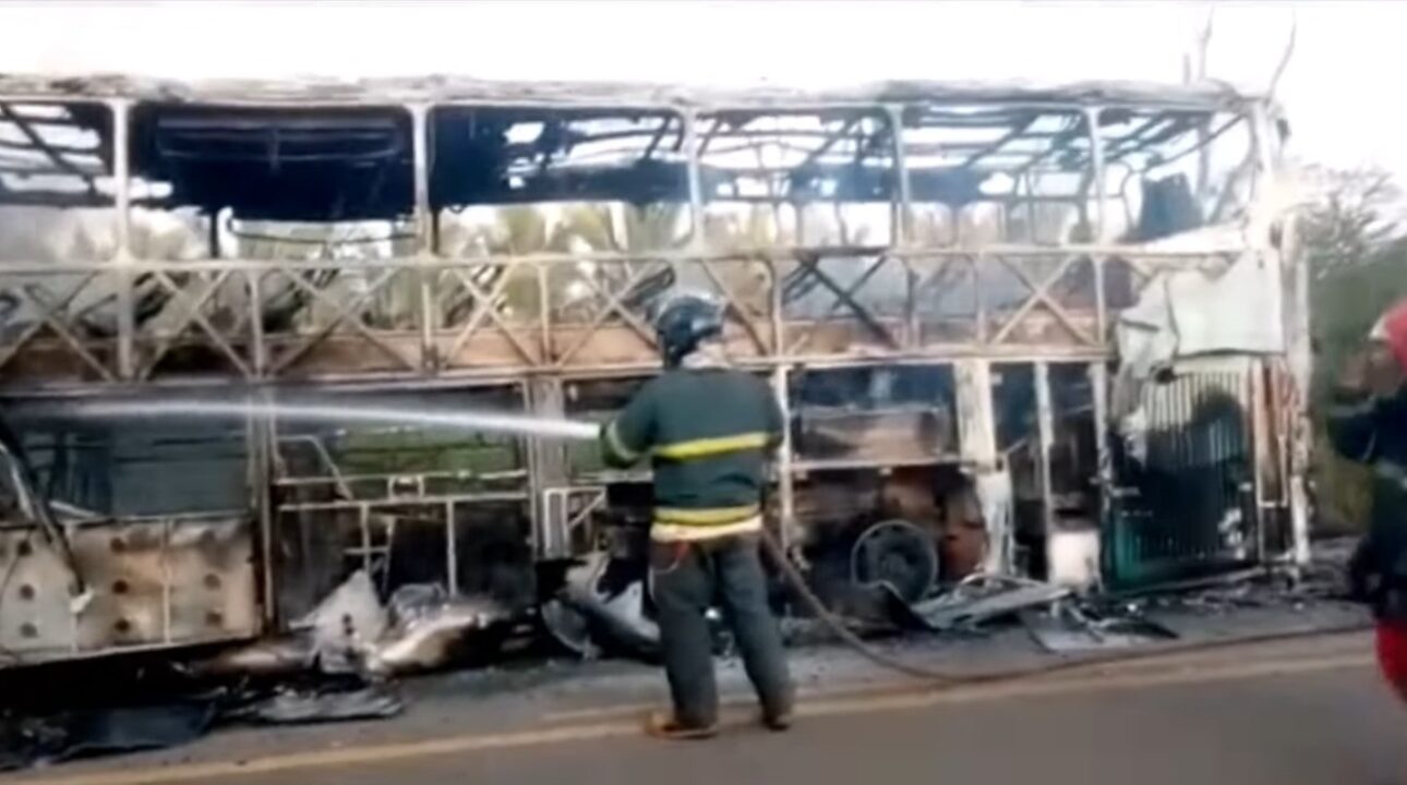 Ônibus pega fogo em rodovia e ninguém para e presta socorro 