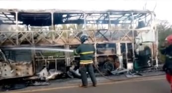 Ônibus pega fogo em rodovia e ninguém para e presta socorro 