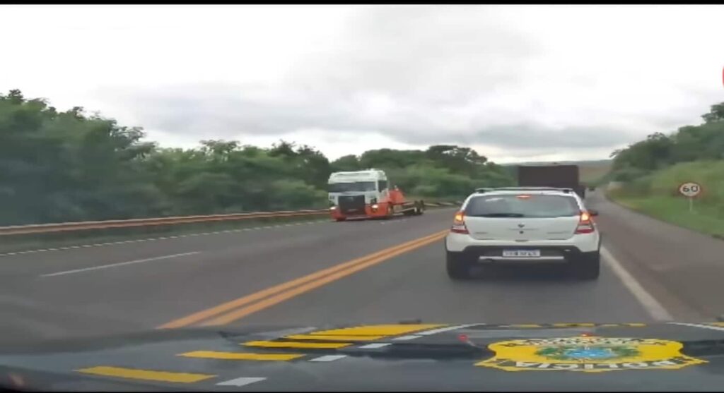 PRF dar meia volta em rodovia e descobre situação irregular em caminhão