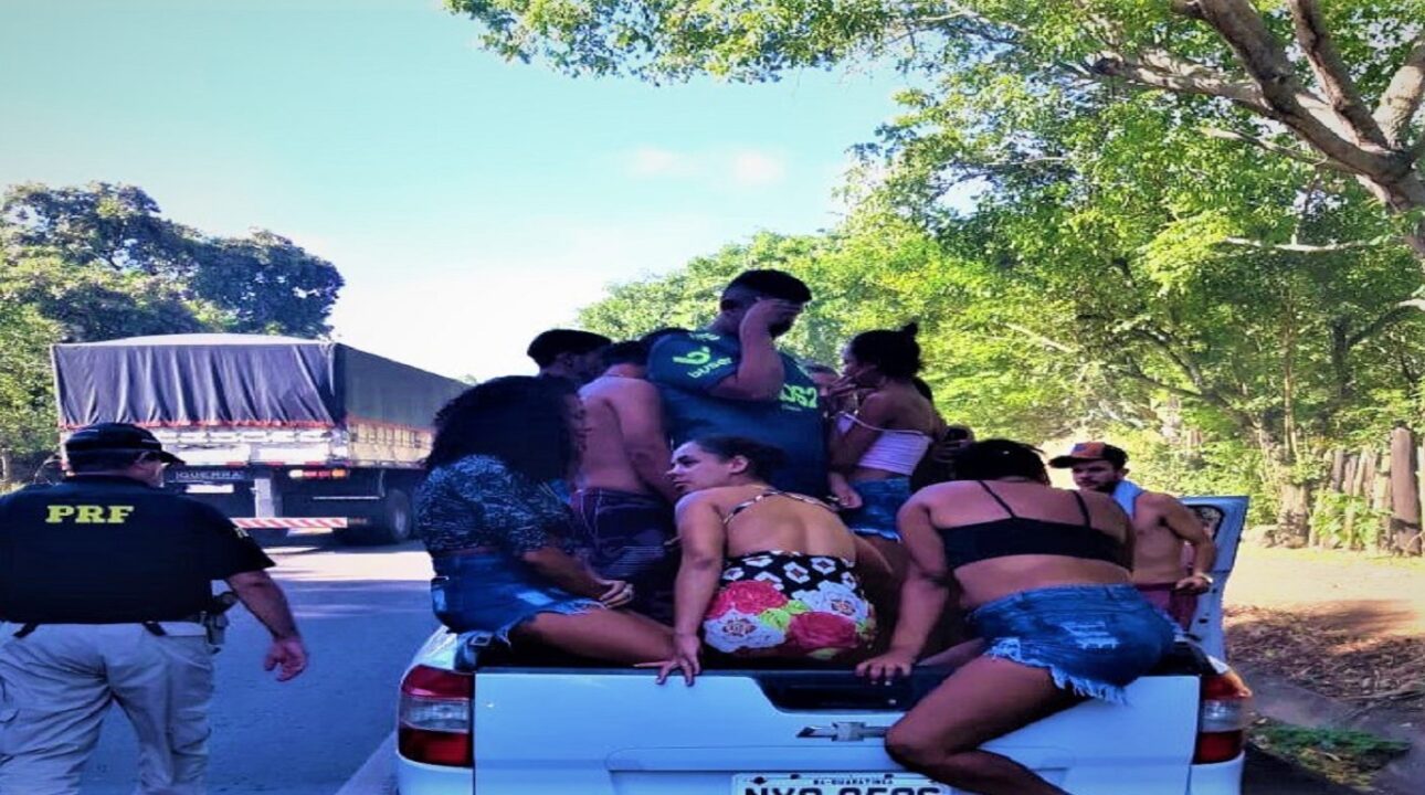 PRF esclarece se é permitido o transporte de pessoas em compartimento de cargas