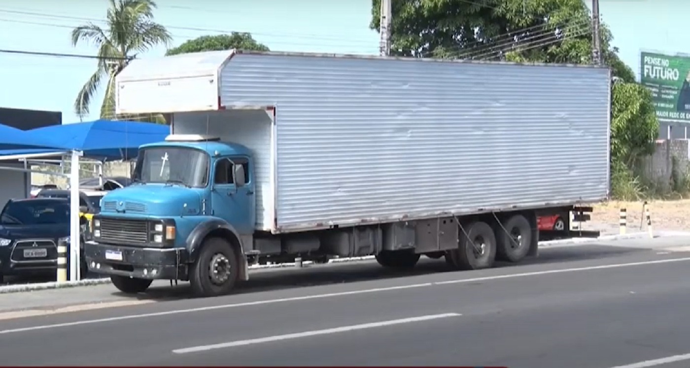PRF flagra caminhoneiro que teria ganhado R$ 1.000 para transportar drogas