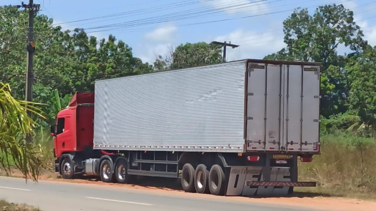 PRF flagra duas carretas transportando madeira de maneira ilegal