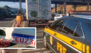 PRF prende caminhoneiro que adulterou placa com fita adesiva para furar pedágio