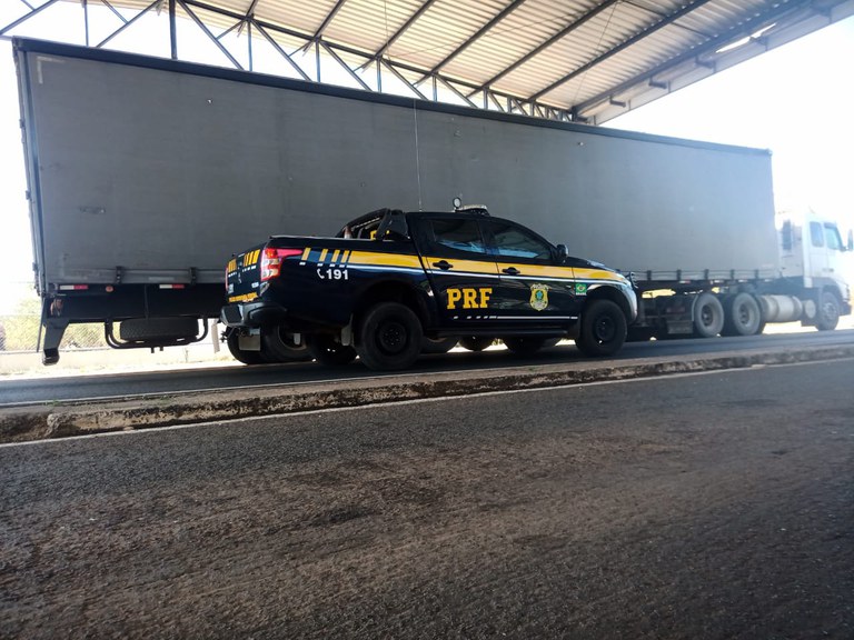 PRF prende homem que dirigia caminhão furtado com carga avaliada em R$ 300 mil