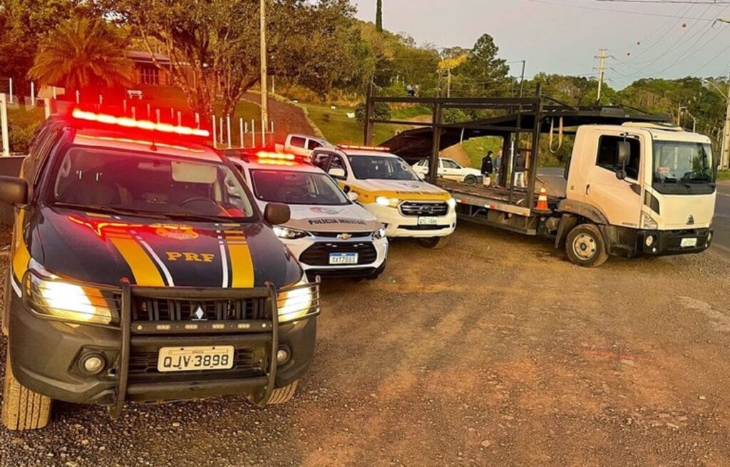 Polícia rodoviária federal encontra caminhão roubado em depósito de sucatas