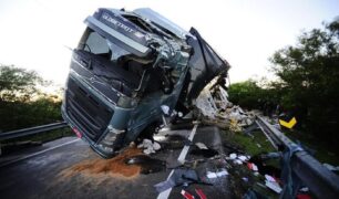 Por que os caminhões tombam mesmo sem se envolverem em acidente ?