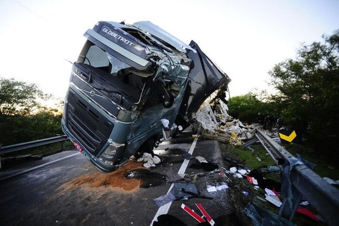 Por que os caminhões tombam mesmo sem se envolverem em acidente ?