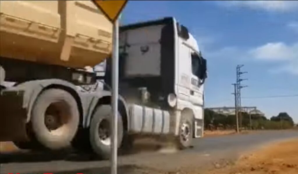 Reportagem informando novo quebrado flagra carreta sendo surpreendida