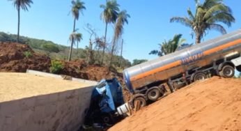 Sem sinalização caminhoneiro erra desvio e acaba caindo em vala na BR-226