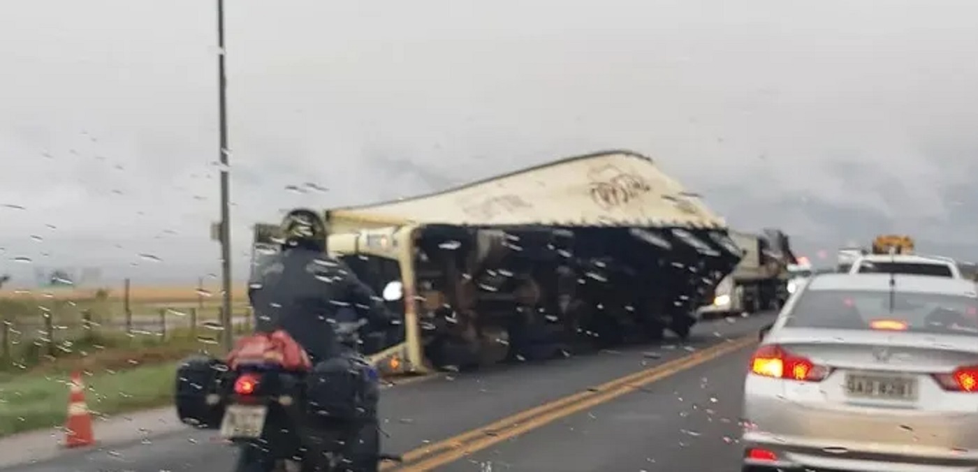 Ventos de 90 km/h causam estragos em rodovias e caminhões de Mato Grosso do Sul