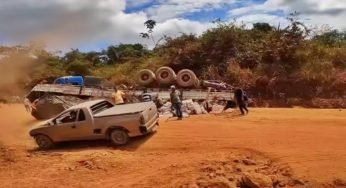 Carreta tombou na ladeira conhecida como “lambreta” na Tranzamazônica