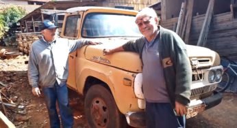 Idoso mostrando seu caminhão antigo