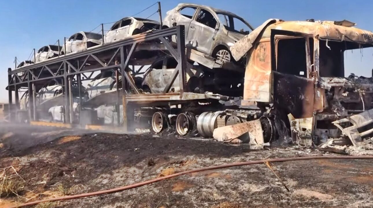 Fogo destrói completamente um caminhão-cegonha na BR-364