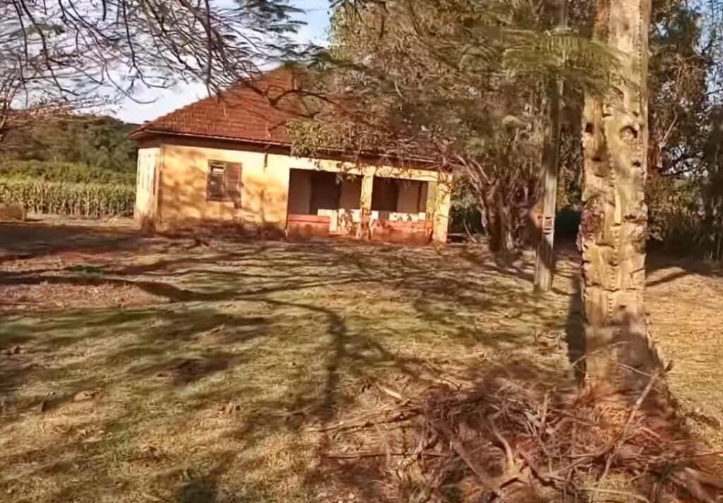 Essa casa foi abandonada por causa de um caminhoneiro