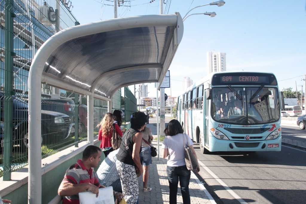 DANDO CARONA PARA PASSAGEIROS COM ONIBUS ESCOLAR - PROTON BUS