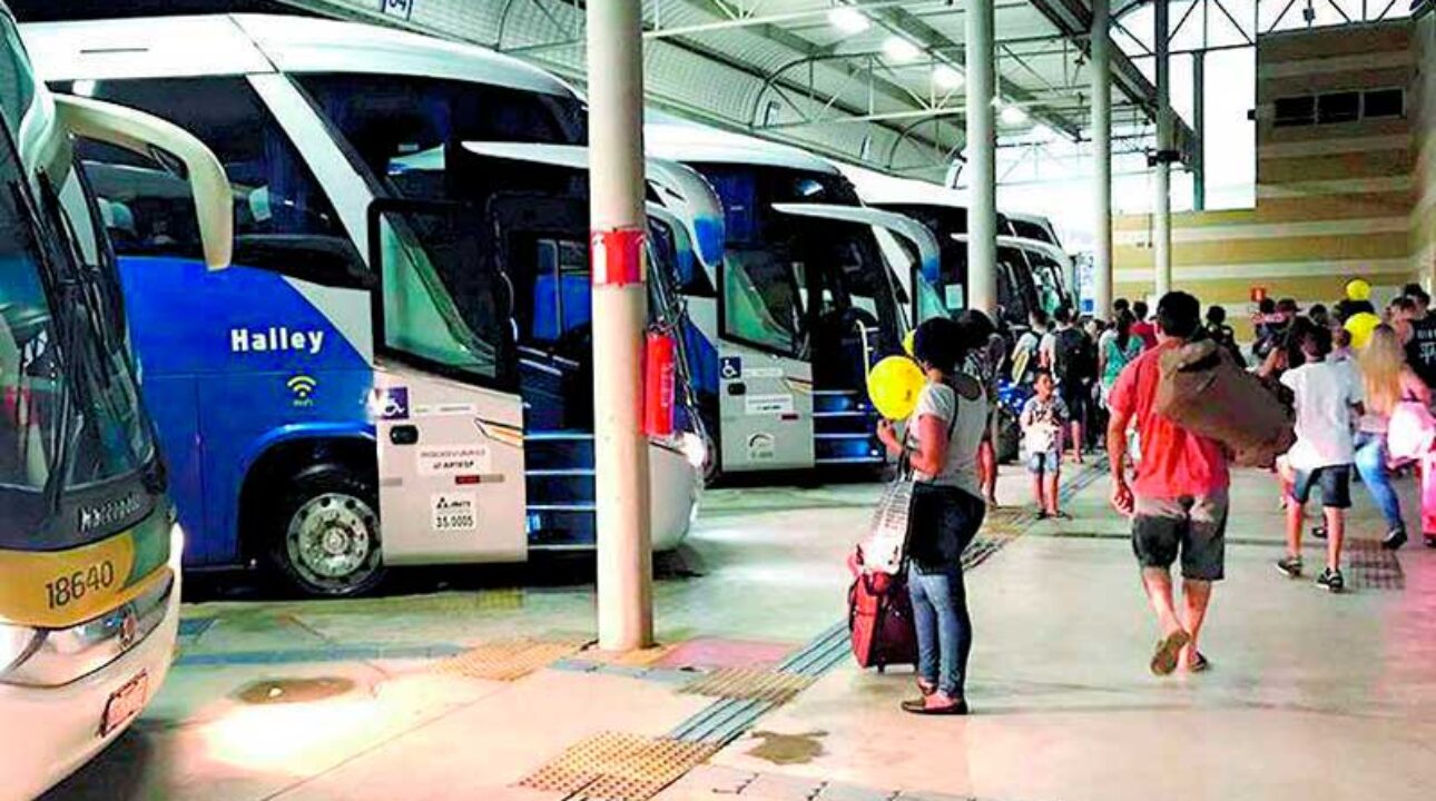 Veja quanto um motorista de ônibus rodoviário ganha por mês.