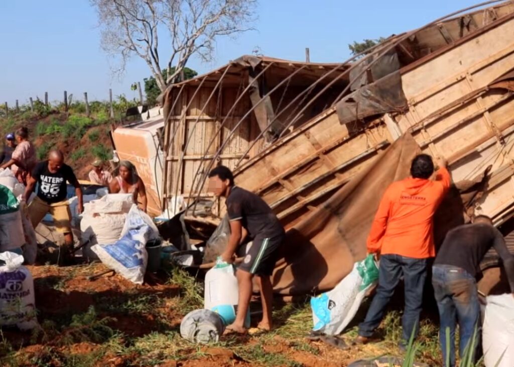 Caminhoneiro sofre acidente, vai parar na UTI e ainda tem carga roubada por populares