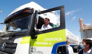 Bolsonaro sanciona lei que cria programa de renovação de caminhões com mais de 30 anos