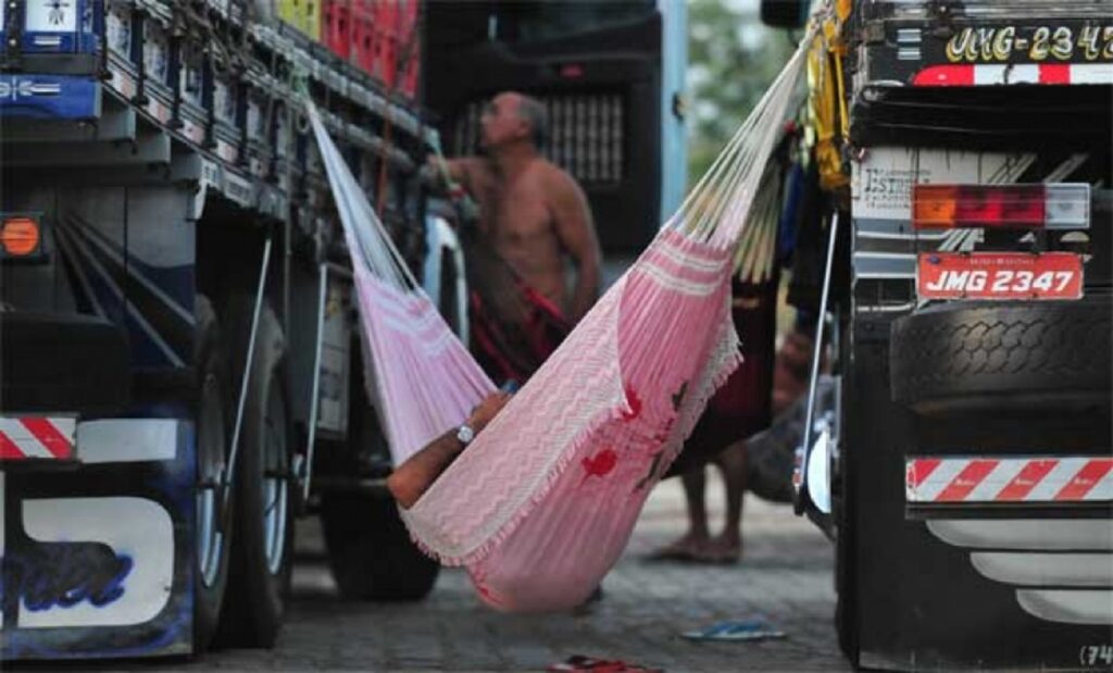 Brecha na Lei, caminhoneiros poderão rodar sem dormir 