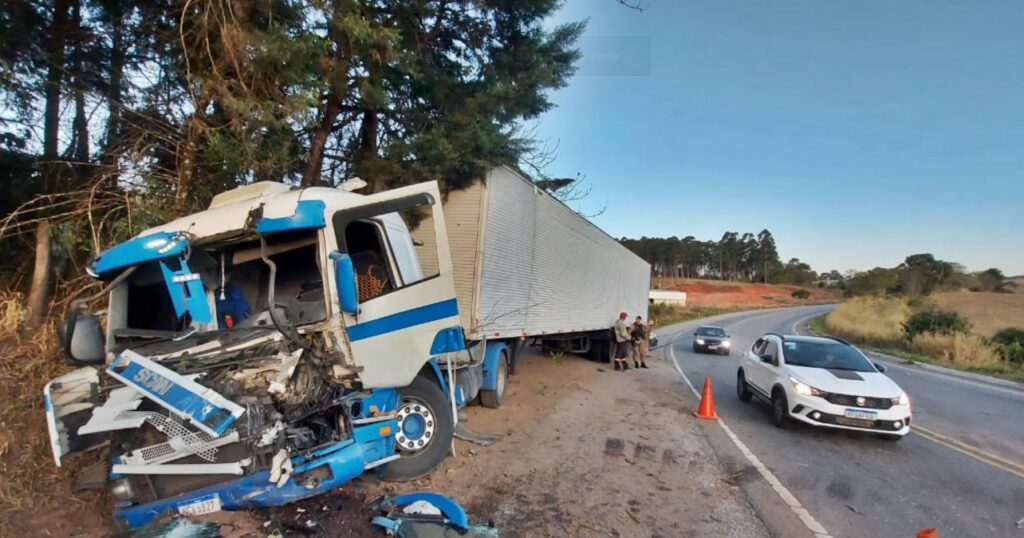 Na BR-459 um acidente frontal entre um caminhão e uma carreta deixa motoristas feridos