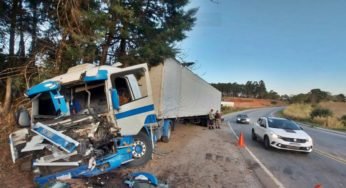 Na BR-459 um acidente frontal entre um caminhão e uma carreta deixa motoristas feridos