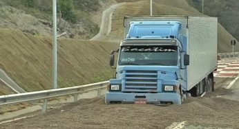 Caminhão perde o freio e consegue parar na área de escape