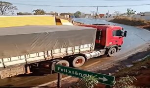 Caminhão Scania patina para subir ladeira carregada