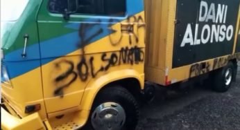 Caminhão de som de líder de “bancada da bala” é pichado