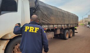 Caminhoneiro carregando carga contrabandeada de cigarro é preso pela PRF