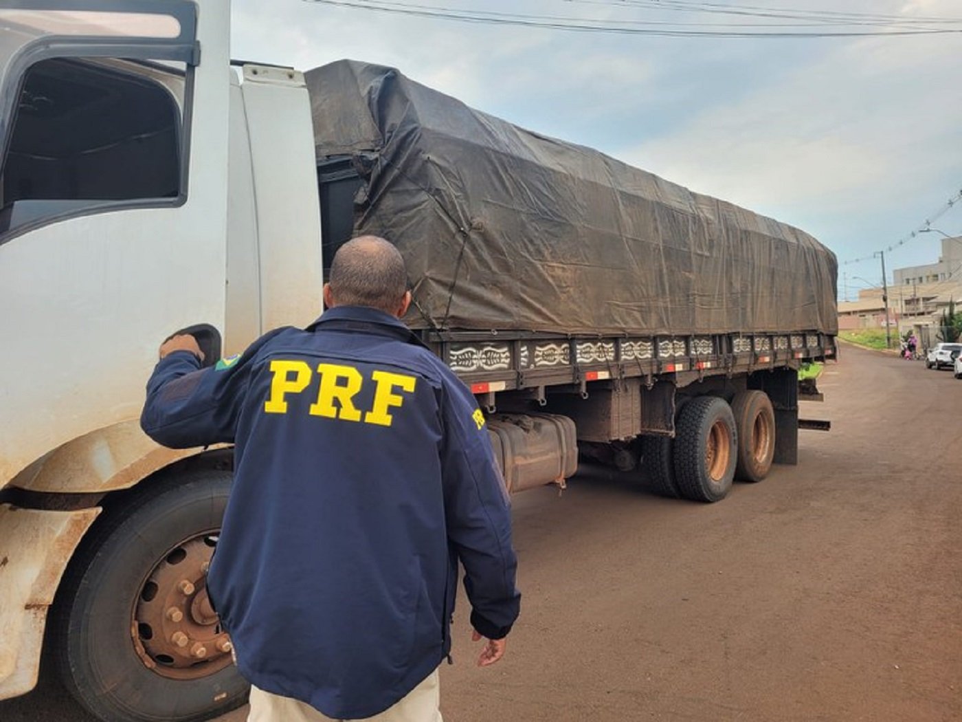 Caminhoneiro carregando carga contrabandeada de cigarro é preso pela PRF