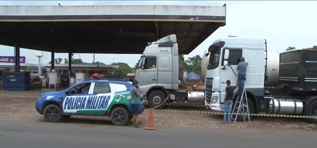 Caminhoneiro é encontrado morto dentro de veículo que estava estacionado em pátio