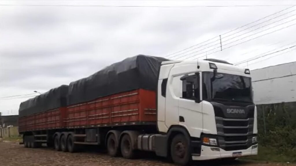 Caminhoneiro estaciona para fazer seu café e tem seu Scania R450 roubado