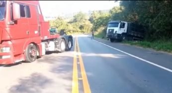 Caminhoneiro guincheiro faz uma manobra incrível ao retirar veículo do buraco