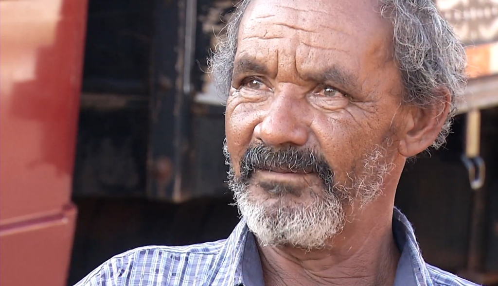 Caminhoneiro pede ajuda após ter veículo destruído por incêndio 