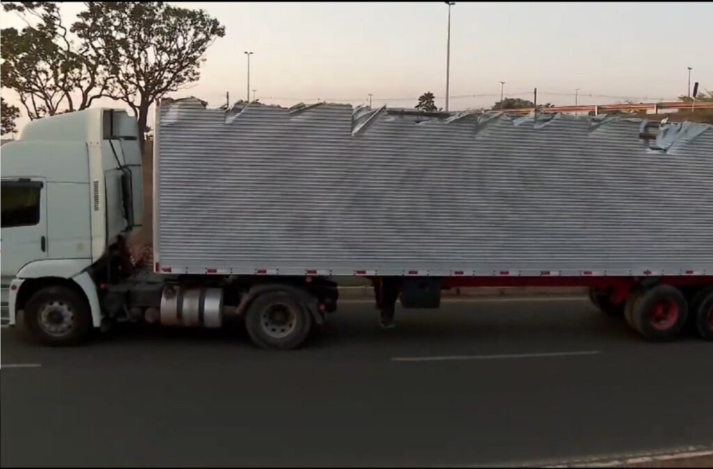 Carreta entala teto em viaduto e tem lataria arrancada 