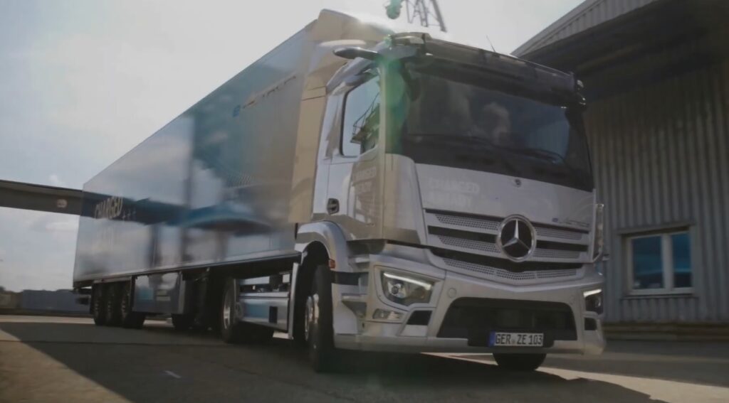 Conheça o Mercedes-Benz eActros 300 elétrico lançamento