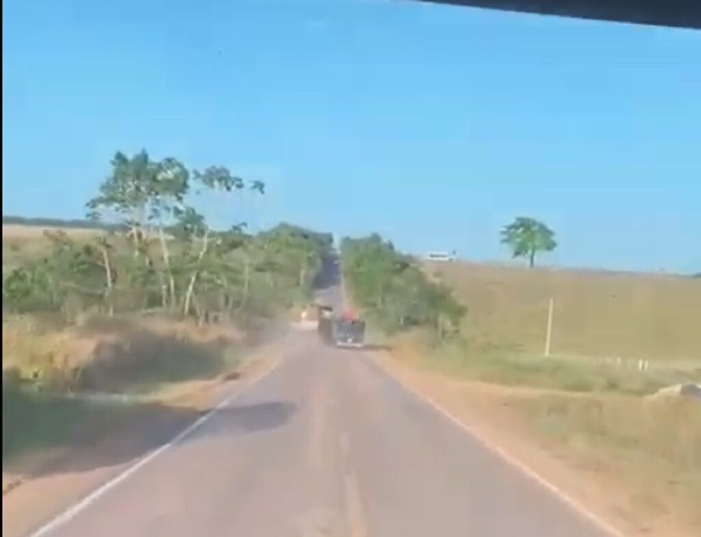 Intolerância motorista joga caminhoneiro para fora da pista durante ultrapassagem