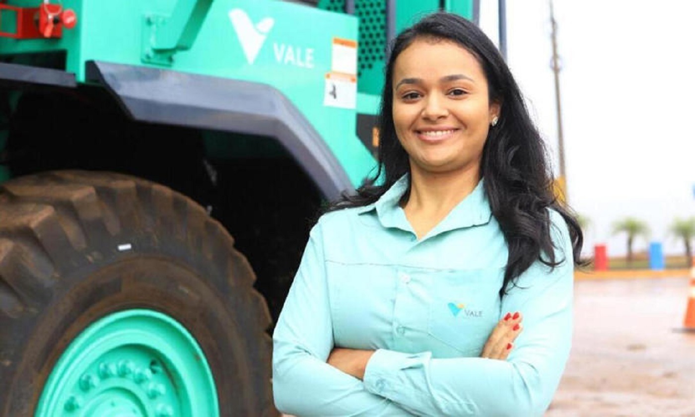 Mineira com 25 anos será a primeira mulher dirigir um caminhão com 72 toneladas 100% elétrico